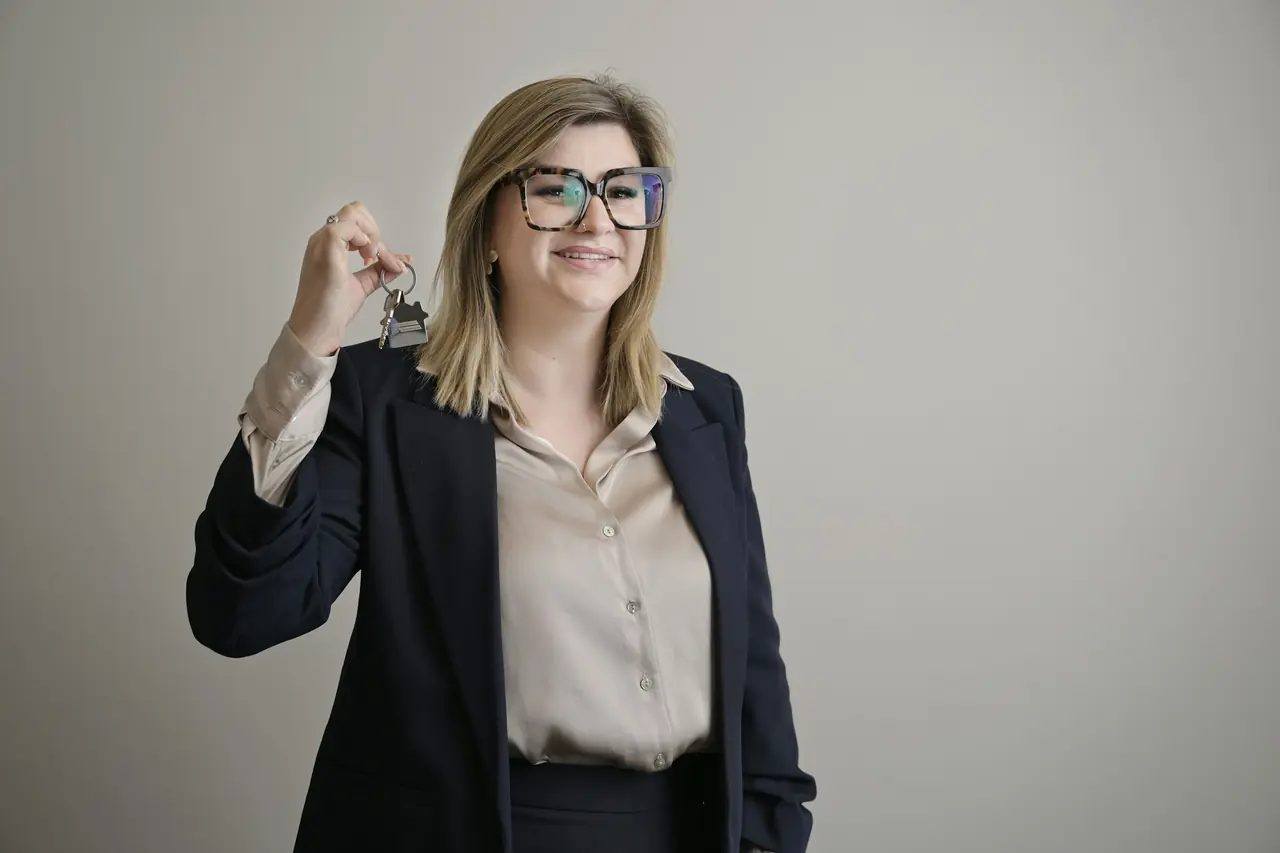 Real estate agent holding up a set of house keys